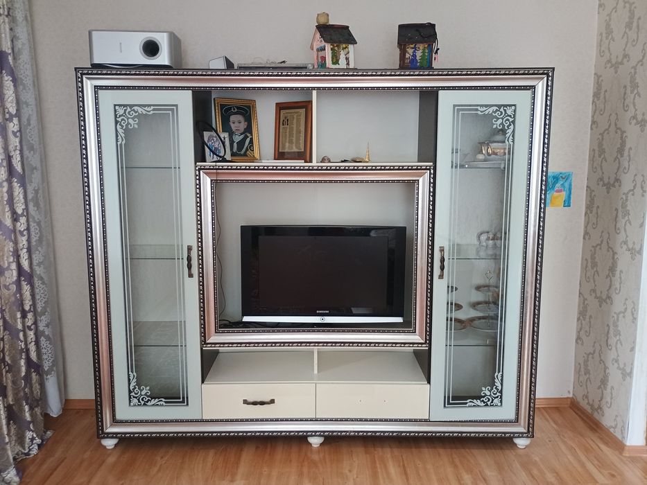 Продам гостинный сервант