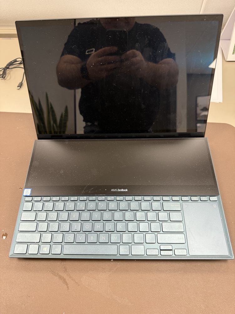 Продовам лаптоп ASUS UX581G Notebook PC