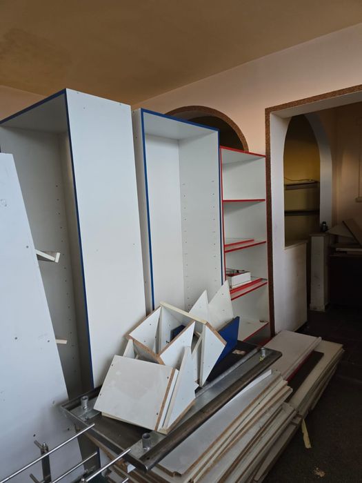 Vand diverse tipuri de mobilier