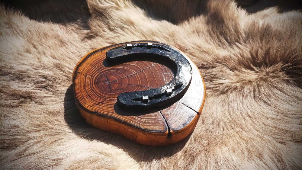 Potcoava norocoasa montata pe suport de salcam