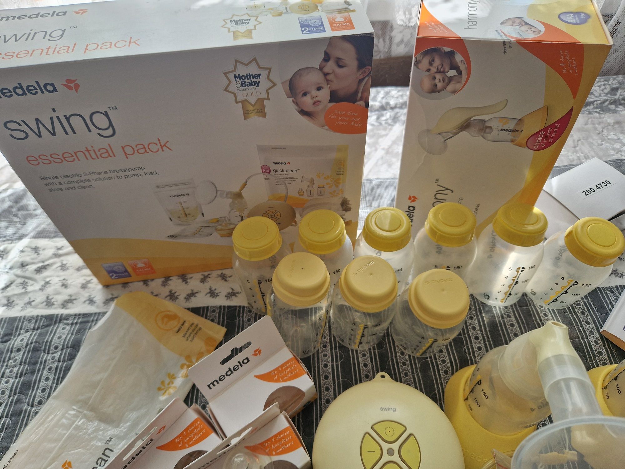 2 бр. помпи за кърма - ръчна и електрическа Medela ++ много аксесоари