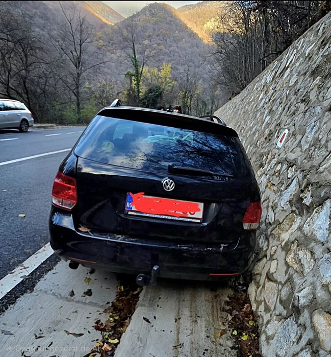 Vând VW Golf VI 2012 break 1.6 TDI 2012(AVARIATĂ)(Piese)(Dezmembrări)