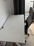 Vand birou Ikea si scaun ergonomic