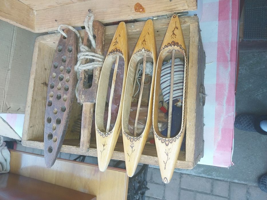Razboi de țesut cu toate accesoriile necesare