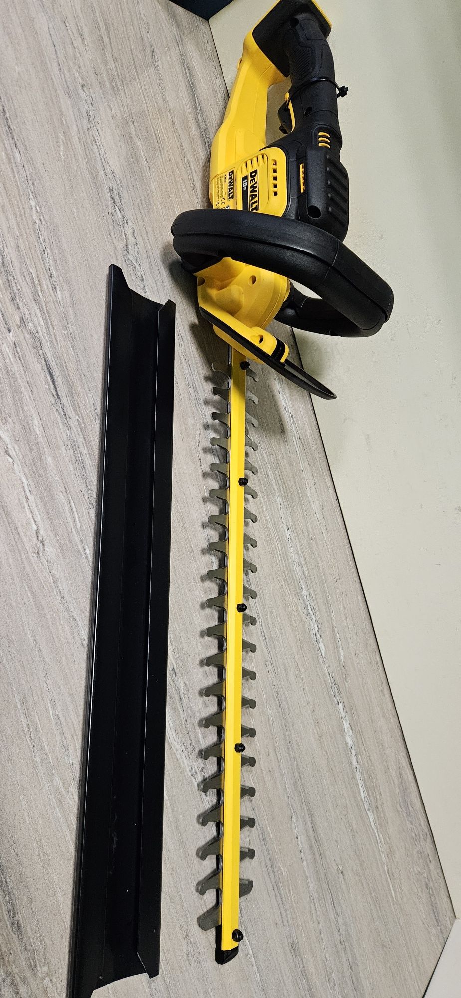 Dewalt Храсторез Акумулаторен DCM563 18V.