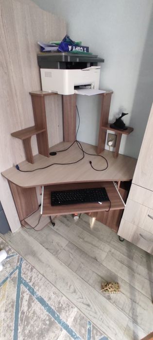 Продам стол компьютерный