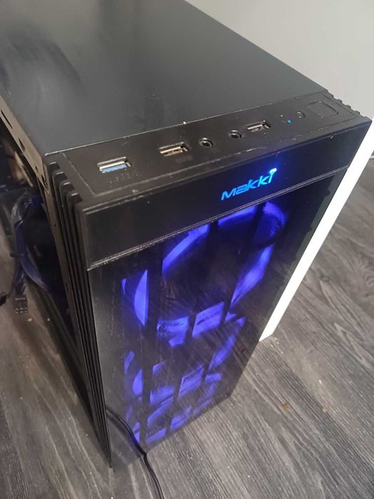 Продавам геймърски компютър ryzen 5 5600x 32гб рам