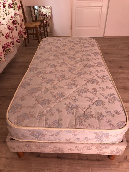 Pat cu saltea pentru o persoana