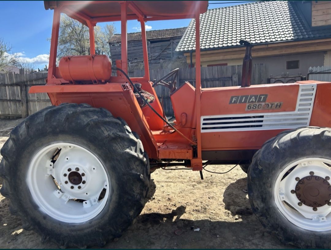 Vând tractor FIAT 680 4x4