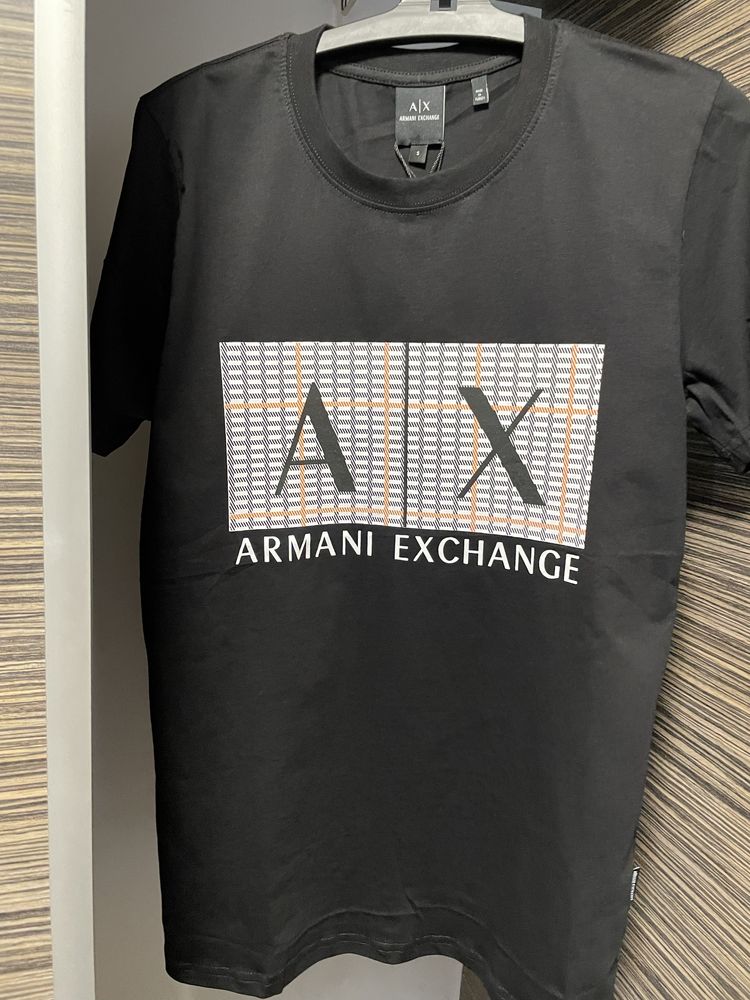 Тениска Armani.