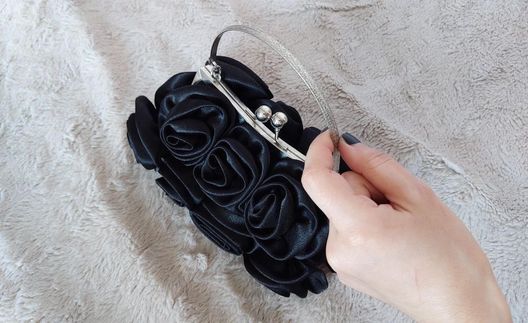 Официална черна дамска чантичка на рози от сатен