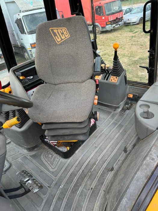 Schimb buldoexcavator JCB 3CX cu miniexcavator JCB 3,5to an maxim 2010