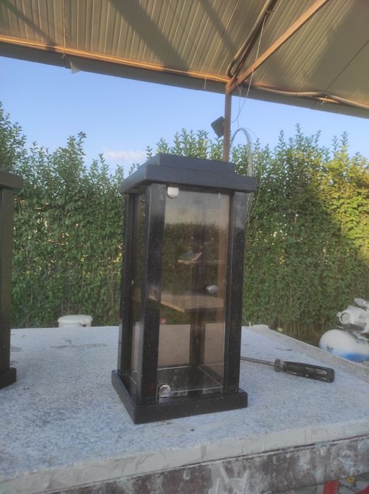 Vand felinare din marmura si granit si crucifix