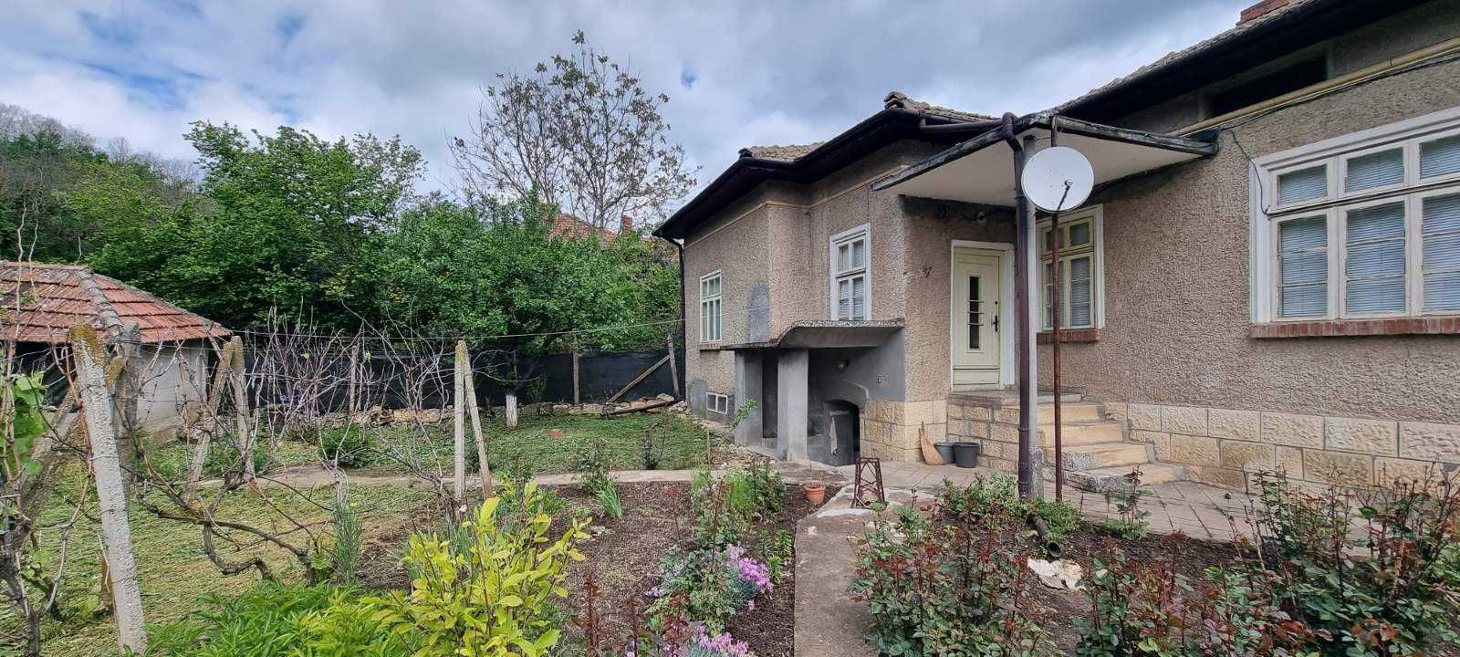 1830-Продава се къща в село "Топчии"!