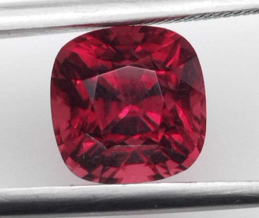 Прекрасен шпинел в топ червен цвят - 2.96Кт.! Сертифициран! НОВ!