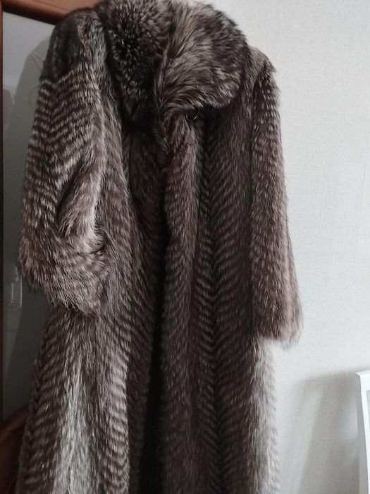 Шуба - натуральный мех , енот , страна производства Греция !