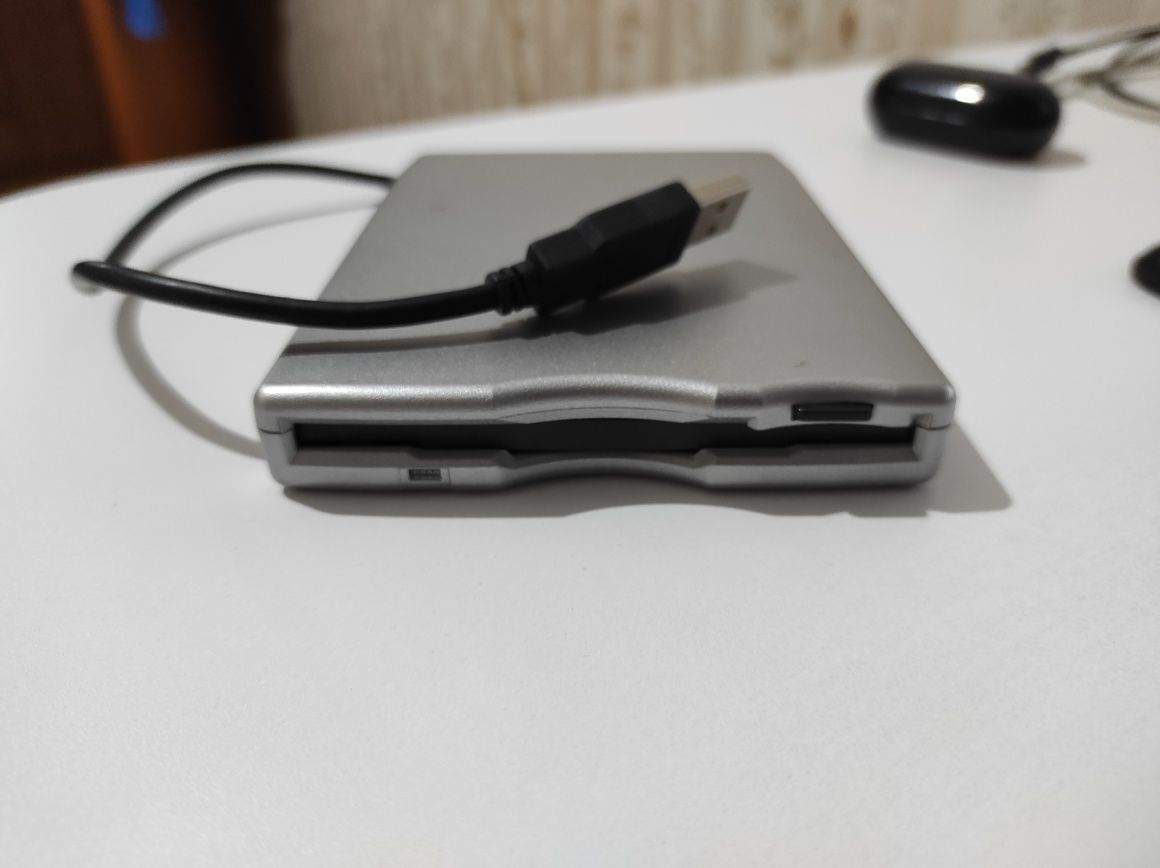 Внешний USB флоппи-дисковод Mitsumi