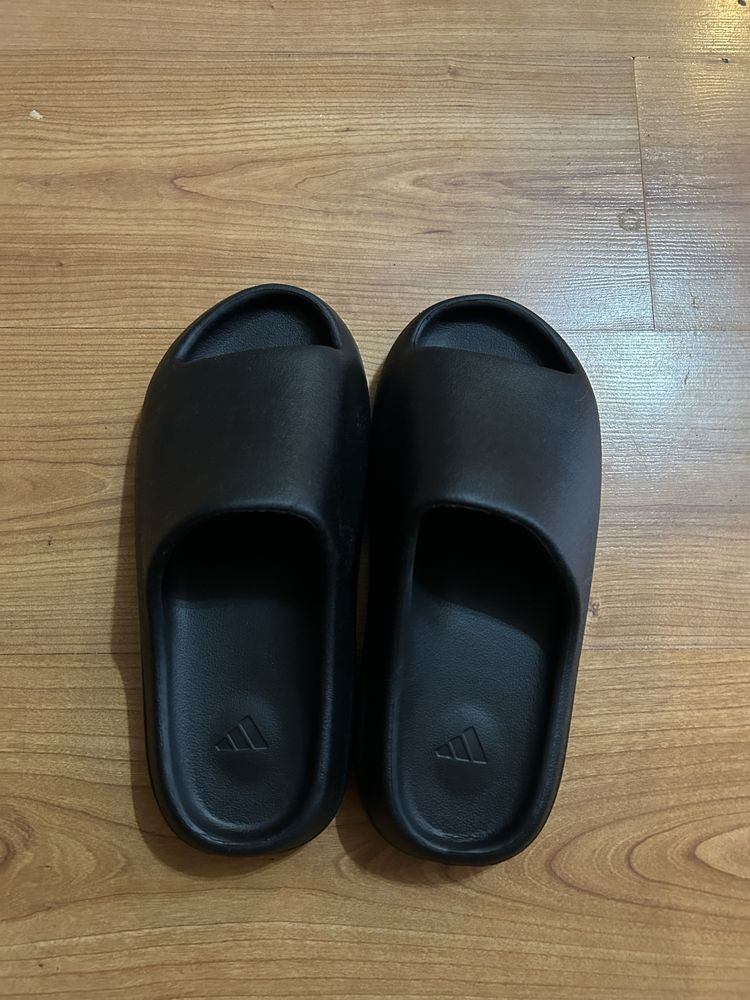 Yeezy slides black