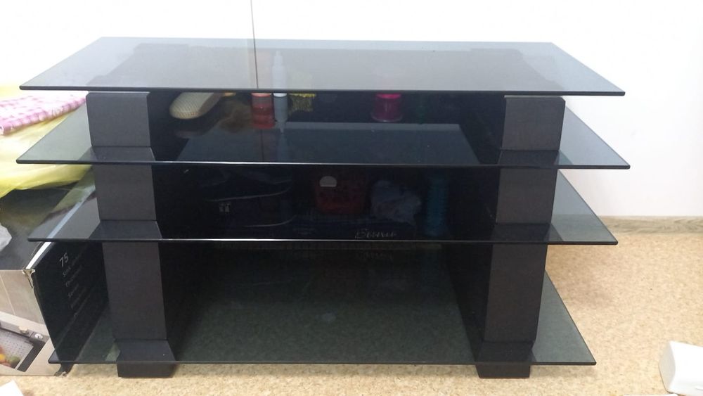 Тумба из стекла под телевизор, в хорошем состоянии