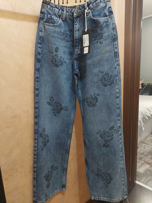 Дънки с камъни от плътен деним