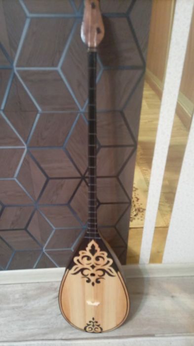 Домбыра продам новая