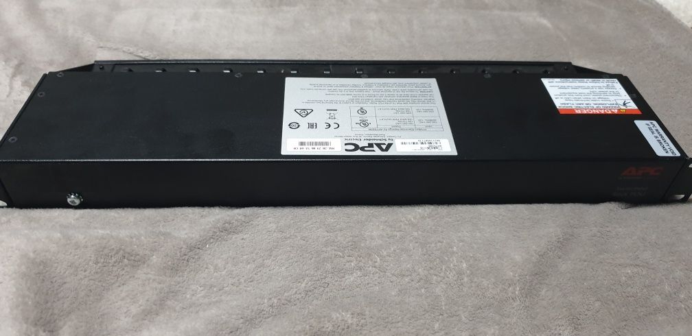 PDU APC AP7920B, Switched, 8 prize, 1U, Negru