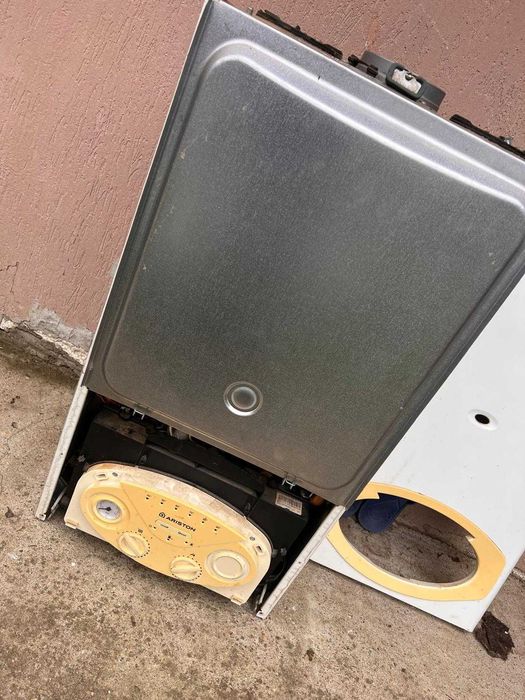 Vand centrala Ariston 2009 functionala sau pentru piese