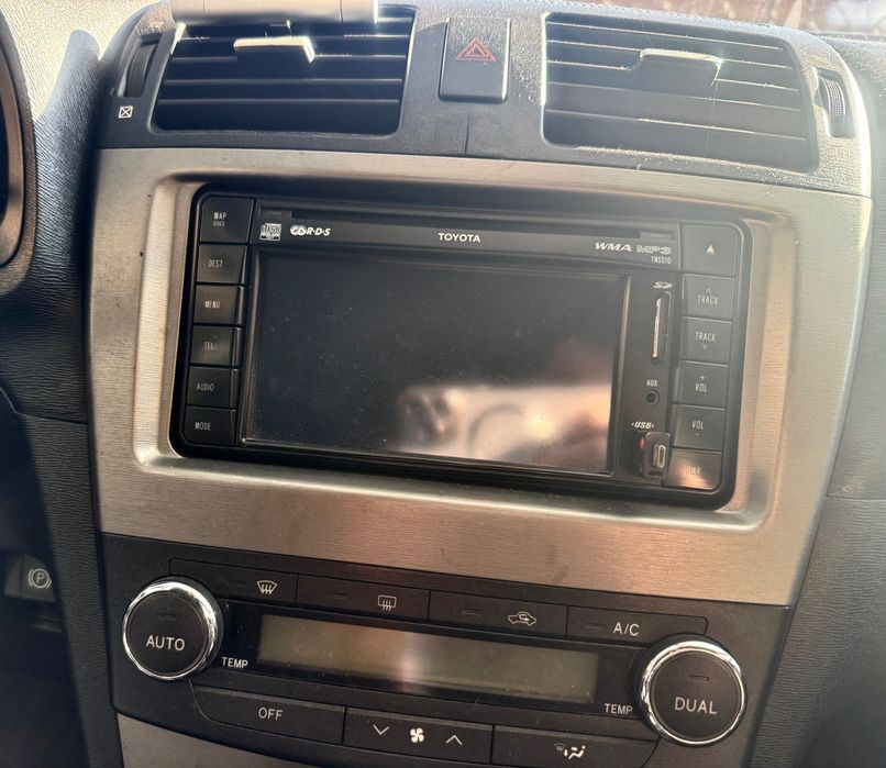 2 броя заводски навигации за Toyota
