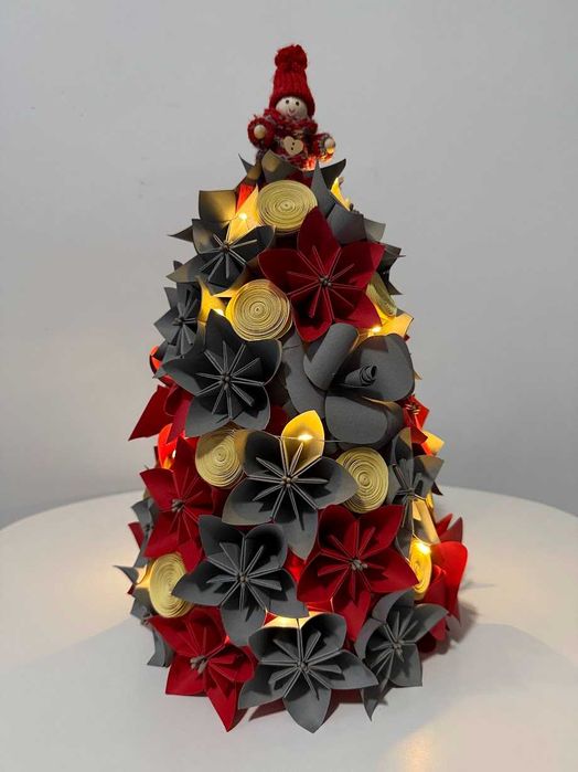Brăduți de Crăciun handmade din flori de hârtie
