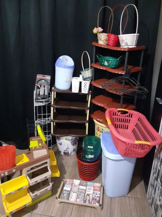 Plastice noi noute,coltare fier,rafturi,cosuri rufe,casete