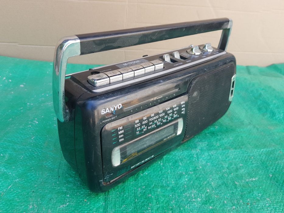 Radio Casetofon sanyo  vechi model M-1750,k made in japan