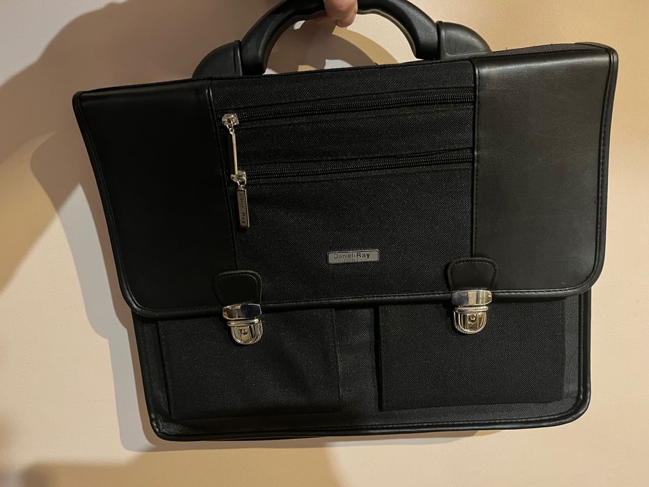 Geanta laptop Daniel Ray solida si eleganta
