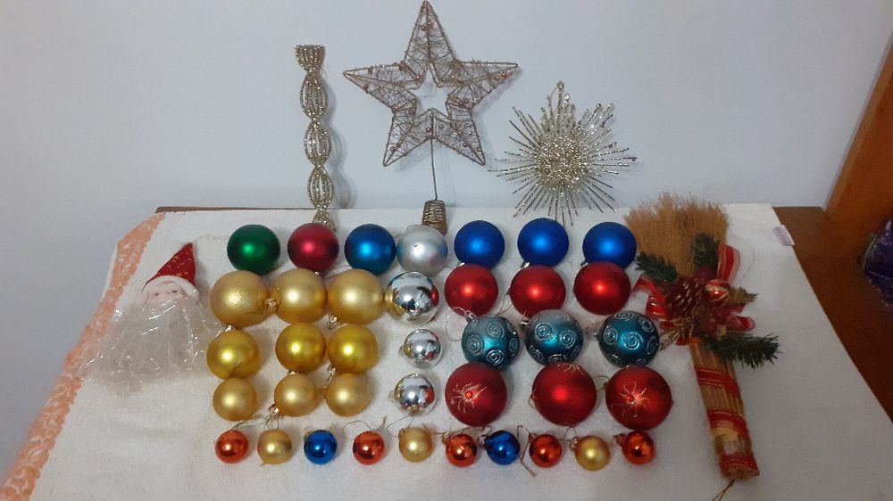 Mos Craciun,brad,globulete si decoratiuni