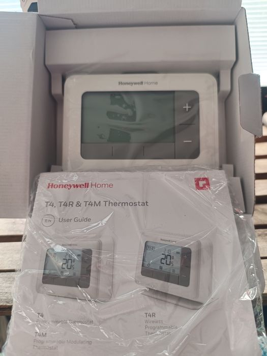 Termostat cu fir Honeywell T4M