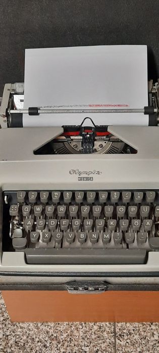 Mașină de scris Olympia Monica impecabilă
