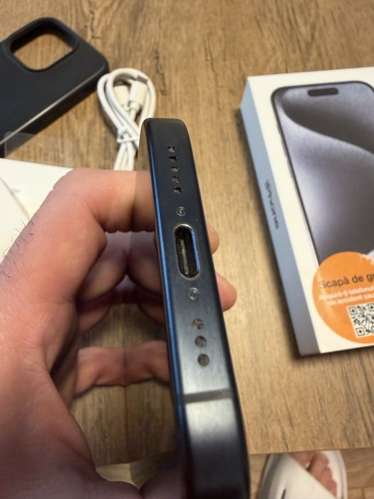 Iphone 15Pro cu husa si incarcaror