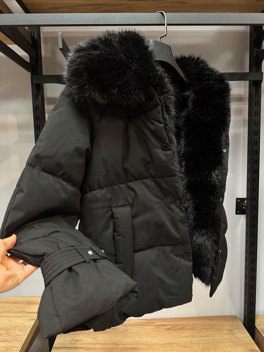 Дамско зимно яке с богата пухена яка