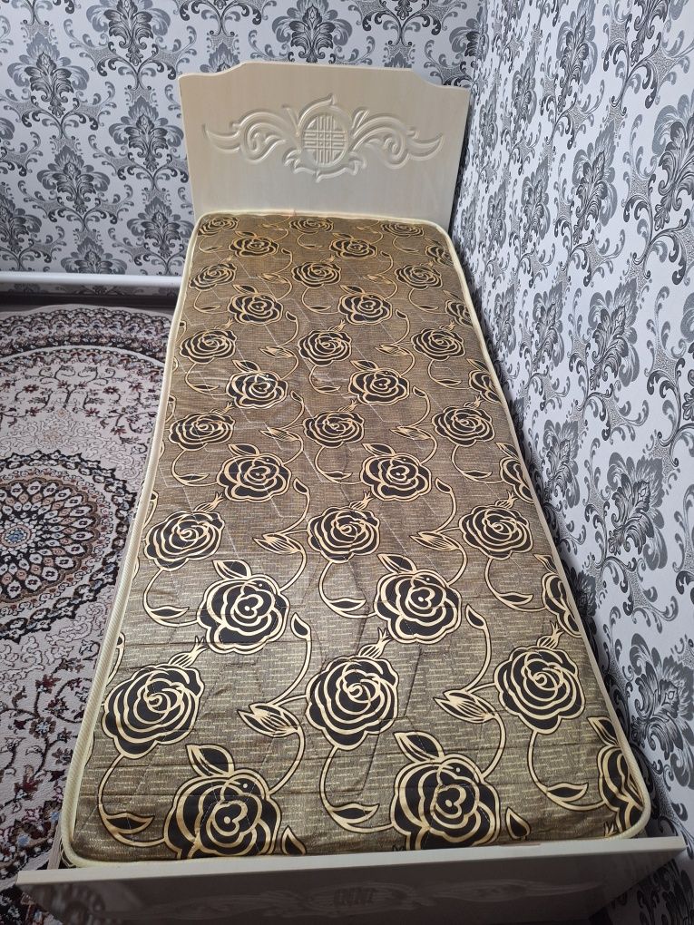 Продам кровать с матрасом