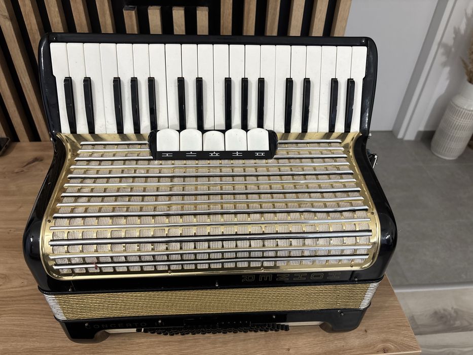 Acordeon Hohner Concerto 3 cu 72 de basj