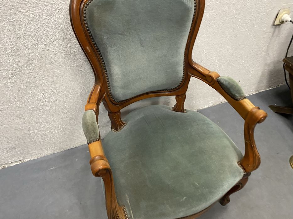 Френски старинен стол кресло фотьойл в стил Луи XV от масивно дърво