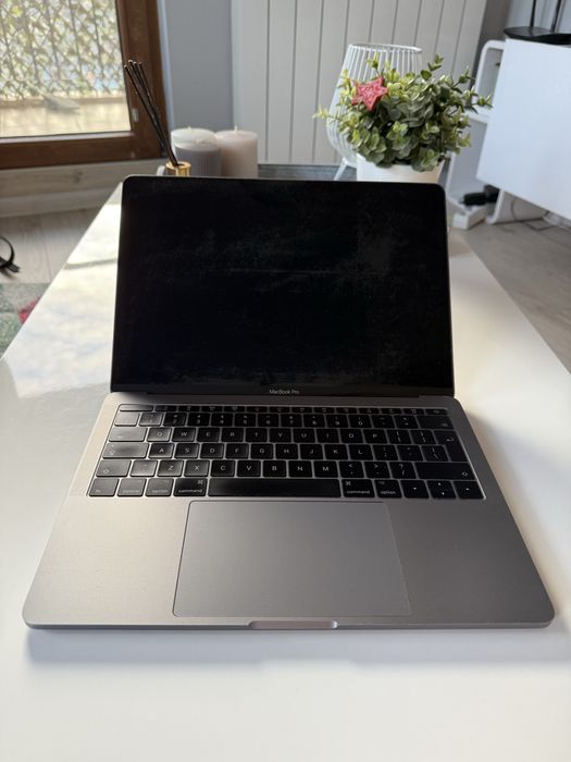 Mac book pro 13 inch 2017 8GB