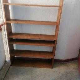 De vănzare 2 rafturi pentru cărți sau alte nevoi.