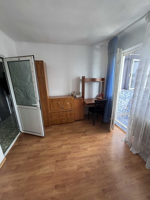 O camera mare libera in apt 3 camere Mircea pentru baiat