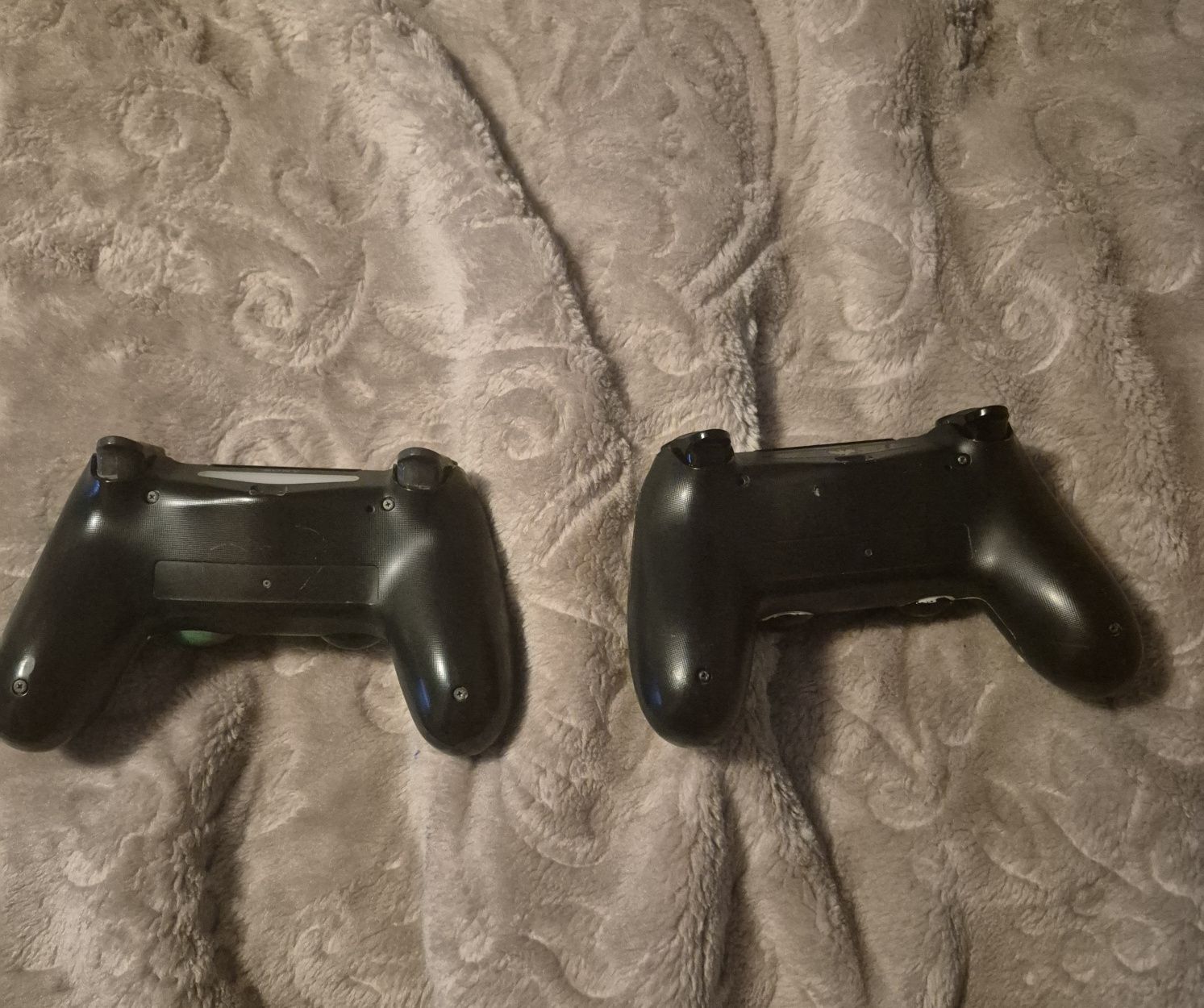 Vând 2 manete ps4.Cititi descrierea