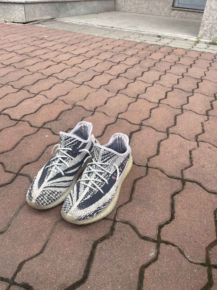 Продавам yeezy 350 бяли