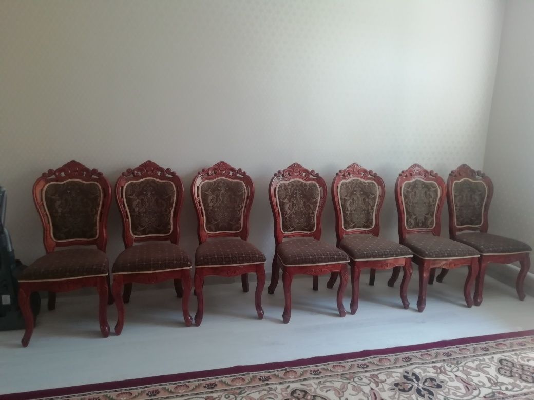 Стол и стульями в гостиную