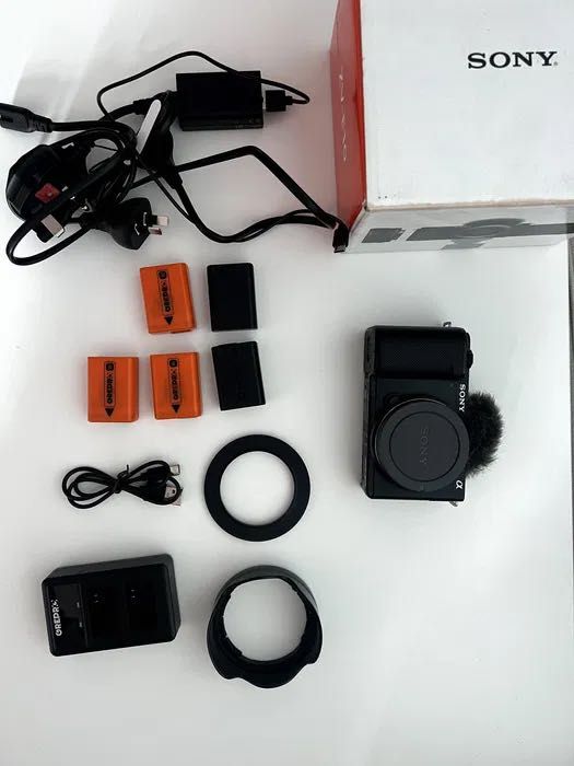 Sony ZV-E10 (тушка) с аксессуарами (без объектива)
