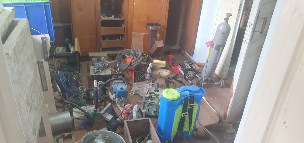 Продаю инструмент  тиски  и многое другое