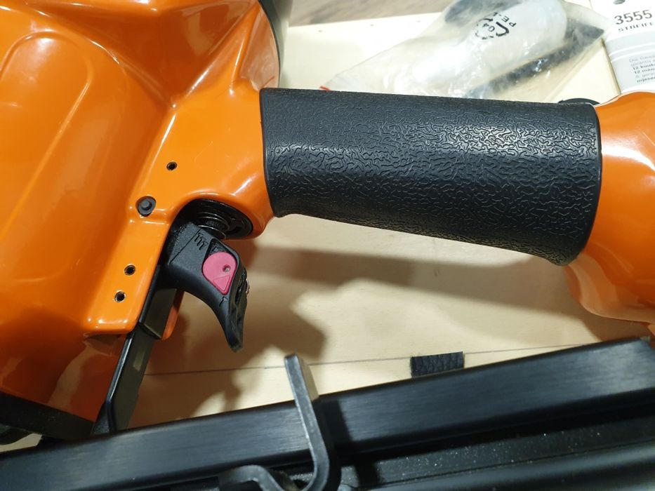Vand pistol pneumatic pentru cuie in banda la 20⁰ Reich 3555 ca nou
