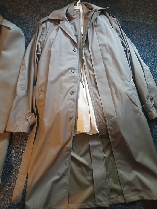 Vand haine militare pentru oras si gala.